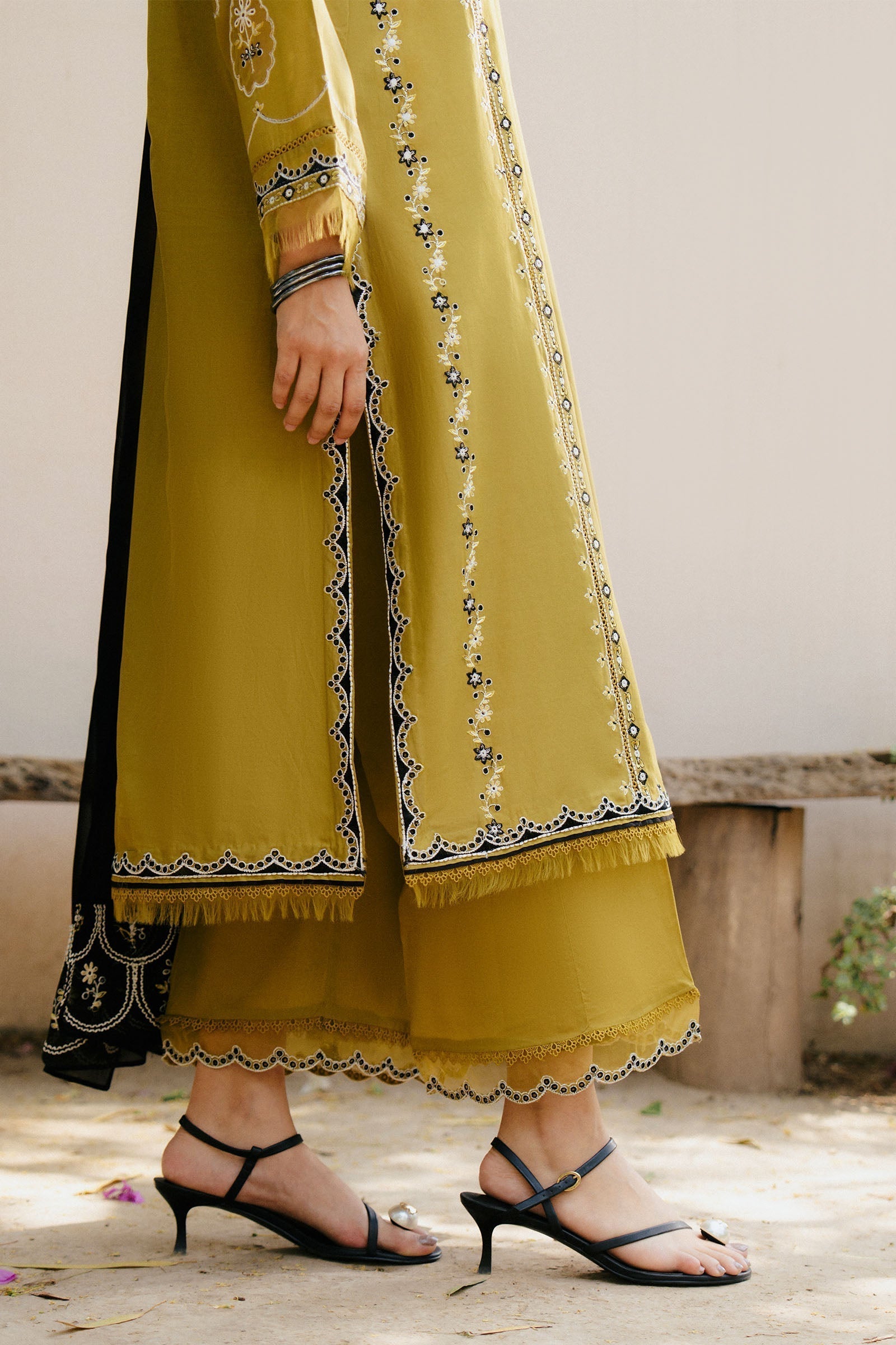 ZARA SHAHJAHAN-3PC DHANAK EMBROIDERED SHIRT WITH CHIFFON EMBROIDERED SHAWL & DHANAK TOUSER- 673