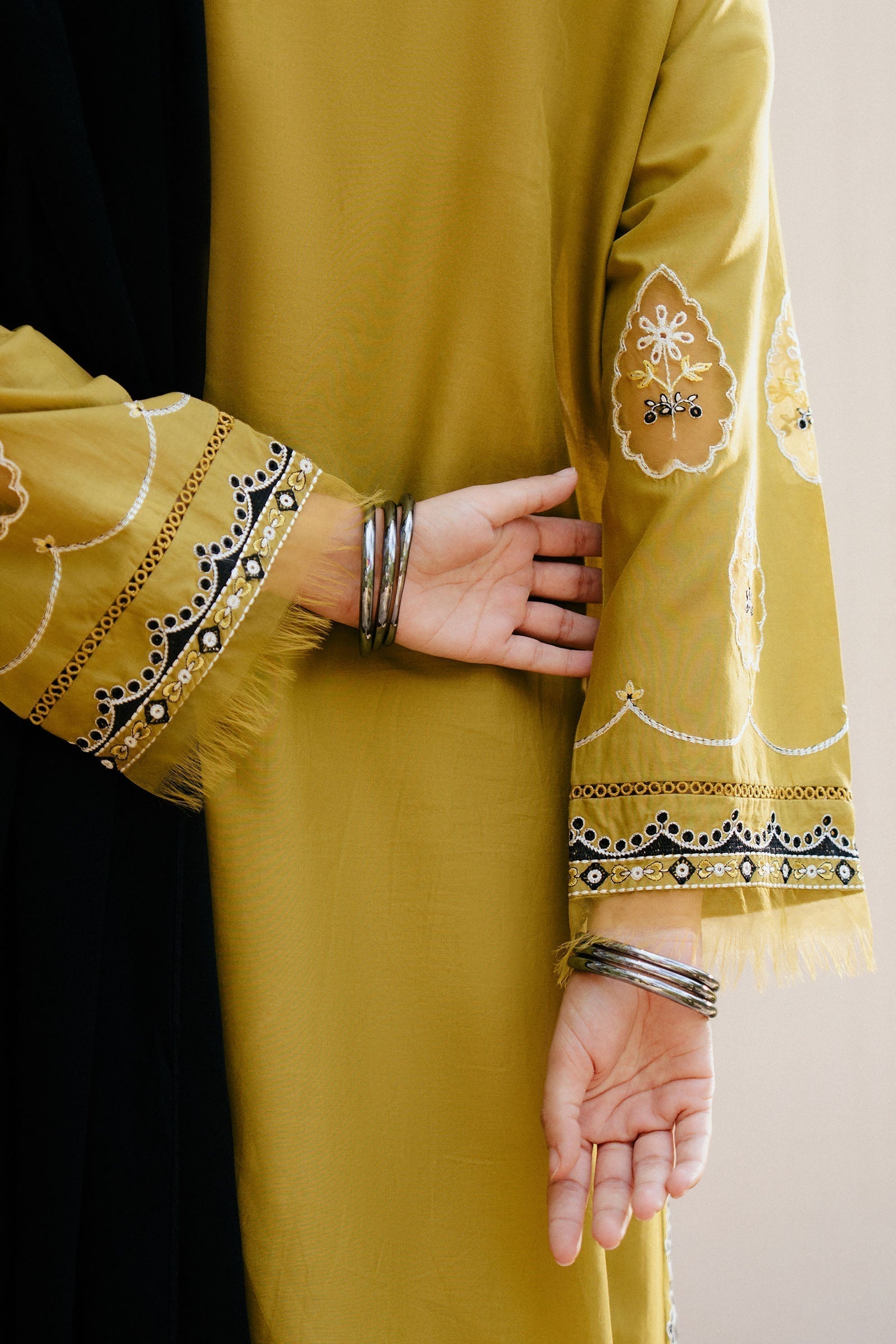 ZARA SHAHJAHAN-3PC DHANAK EMBROIDERED SHIRT WITH CHIFFON EMBROIDERED SHAWL & DHANAK TOUSER- 673